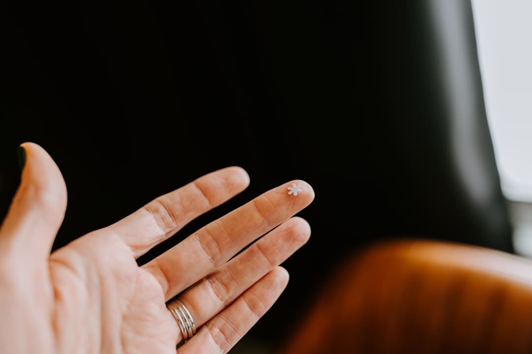 不刷牙睡觉vs不刷牙吃早餐哪个危害更大？